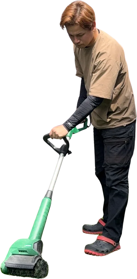 現場仕事中の加賀美 翔